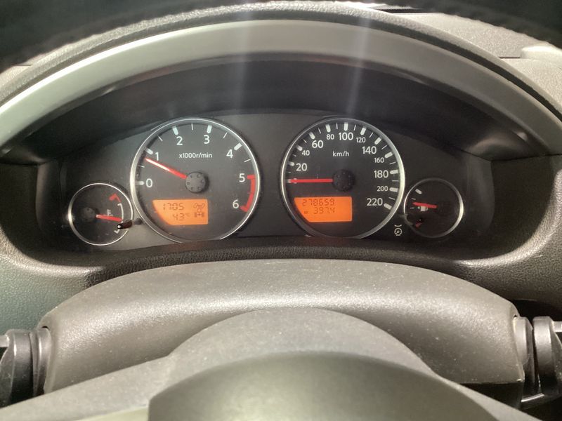 Nissan Pathfinder 2.5 dCi Comfort — zdjęcie 13