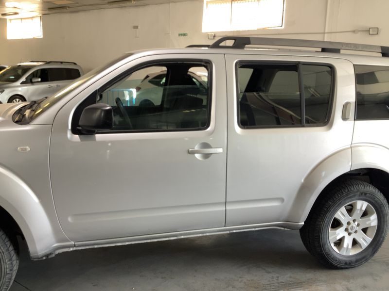 Nissan Pathfinder 2.5 dCi Comfort — zdjęcie 4
