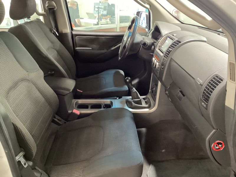 Nissan Pathfinder 2.5 dCi Comfort — zdjęcie 11