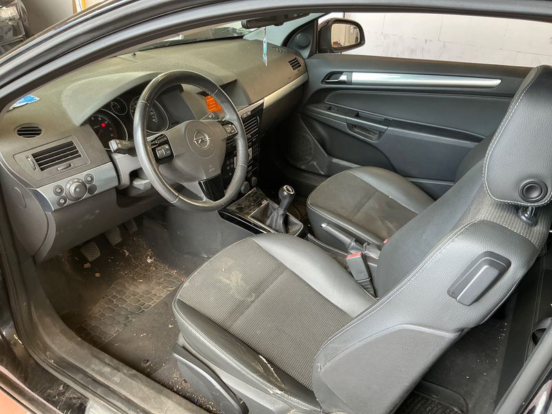 Opel Astra GTC 1.6 Innovation"110 Jahre" — zdjęcie 3