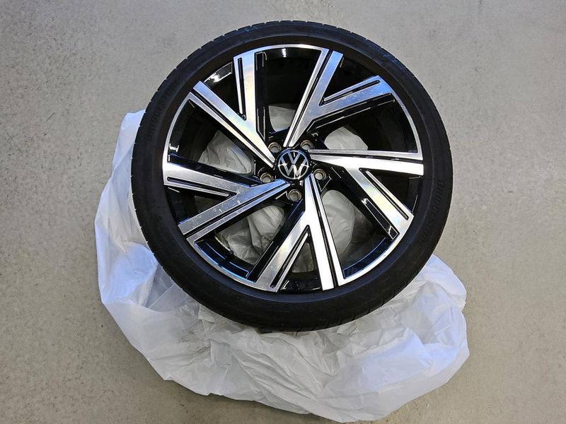 Volkswagen Golf VIII 1.5 eTSI ACT R-Line — zdjęcie 22