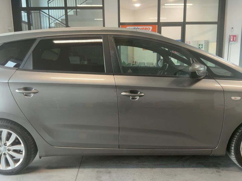 Kia Carens 1.7 CRDi Class 2016 – снимка 10