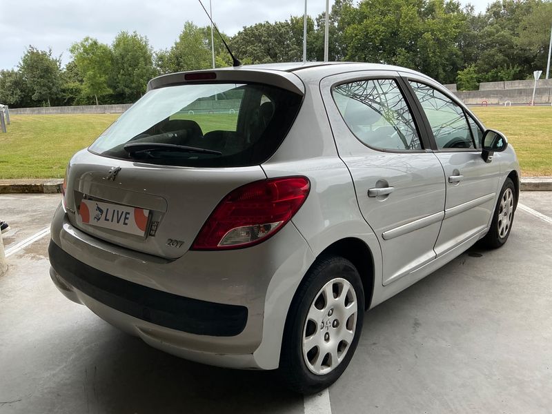 Peugeot 207 1.4 HDi Confort — zdjęcie 2