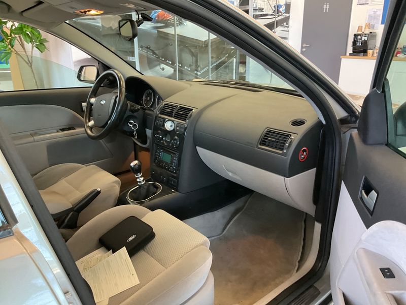 Ford Mondeo 1.8 Ghia — zdjęcie 3