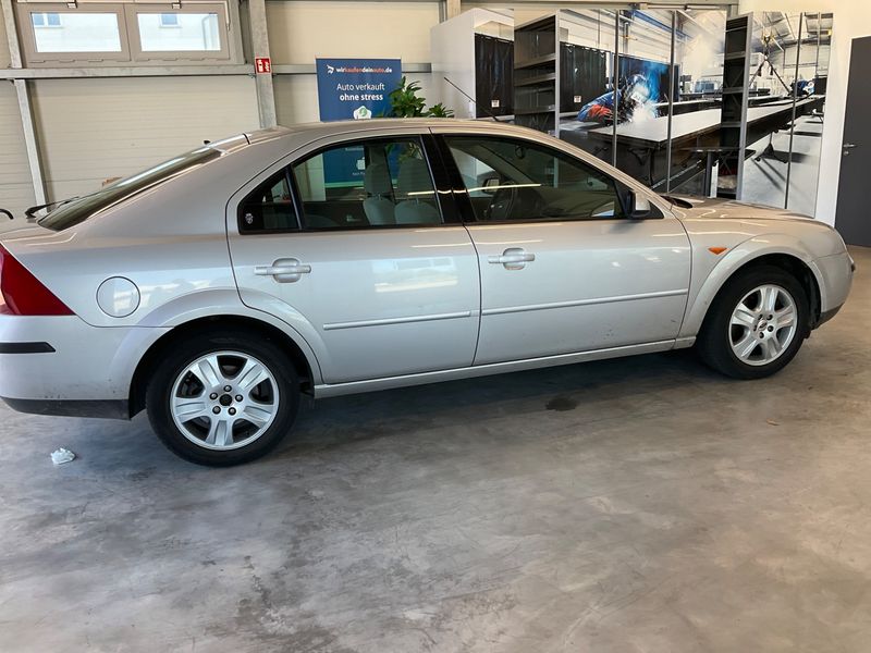 Ford Mondeo 1.8 Ghia — zdjęcie 2