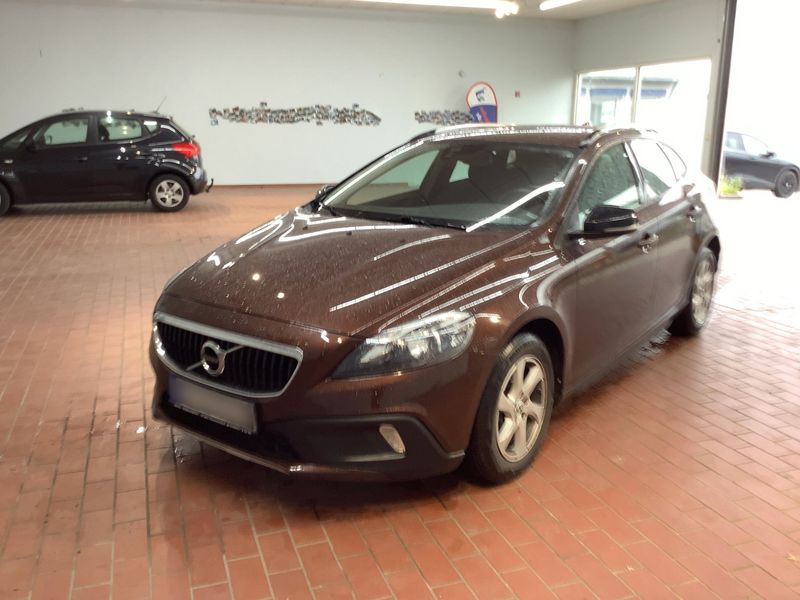 Volvo V40 Cross Country 2.0 D3 Kinetic — zdjęcie 1