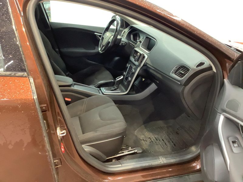 Volvo V40 Cross Country 2.0 D3 Kinetic — zdjęcie 11