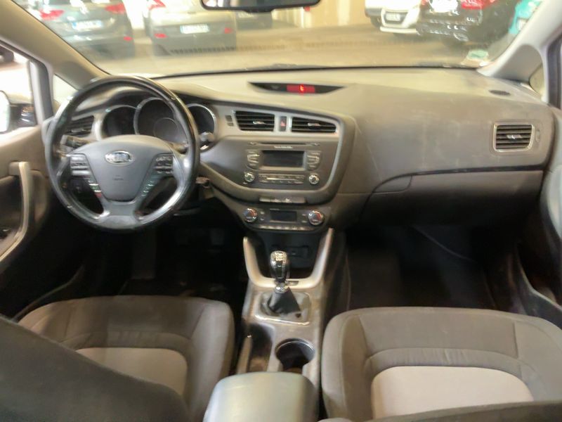 Kia cee'd 1.6 CRDi SW Active — zdjęcie 12