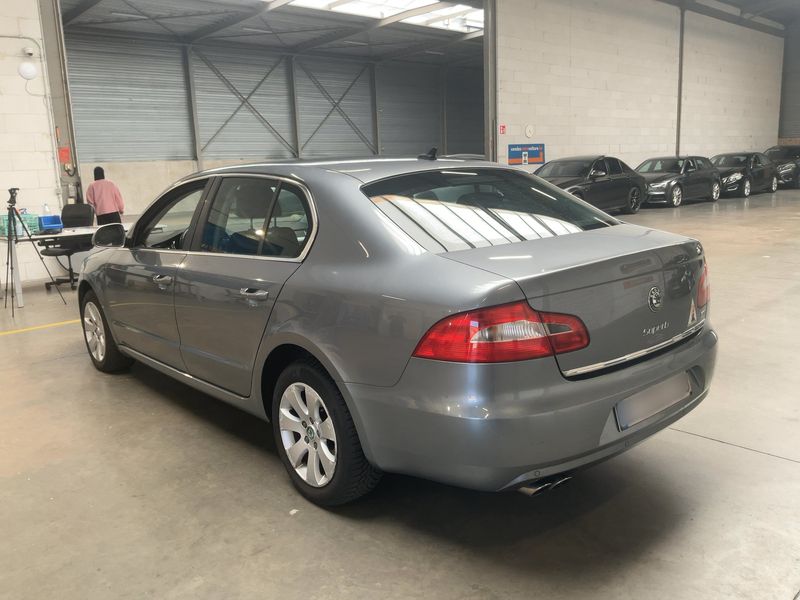 Skoda Superb 2.0 TDI Ambition — zdjęcie 3