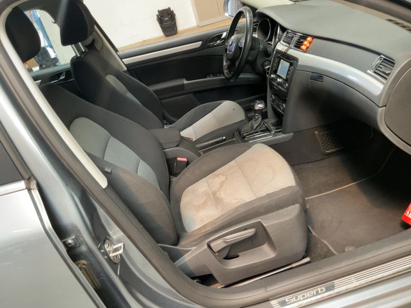 Skoda Superb 2.0 TDI Ambition — zdjęcie 11