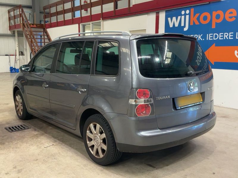 Volkswagen Touran 2.0 FSI Trendline — zdjęcie 3