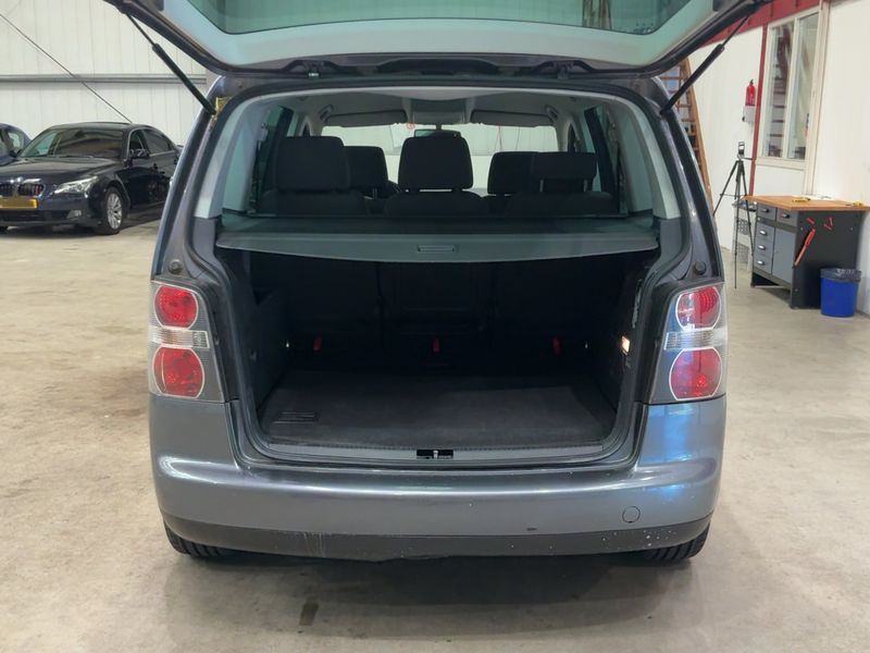 Volkswagen Touran 2.0 FSI Trendline — zdjęcie 10