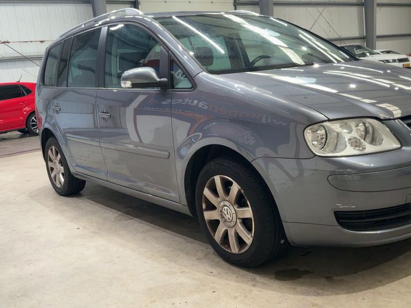Volkswagen Touran 2.0 FSI Trendline — zdjęcie 8