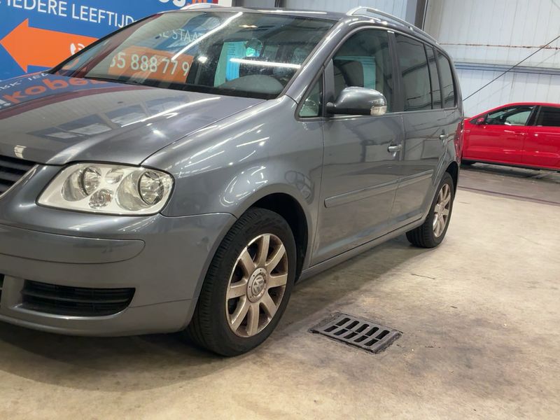 Volkswagen Touran 2.0 FSI Trendline — zdjęcie 2