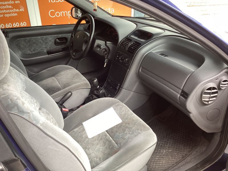 Renault Laguna 1.8 RT — zdjęcie 3