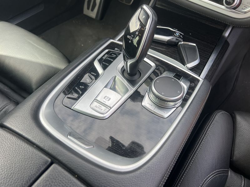 BMW 7er 740e IPerformance — zdjęcie 18