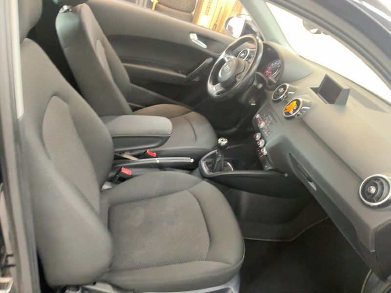 Audi A1 1.2 TFSI Attraction — zdjęcie 11