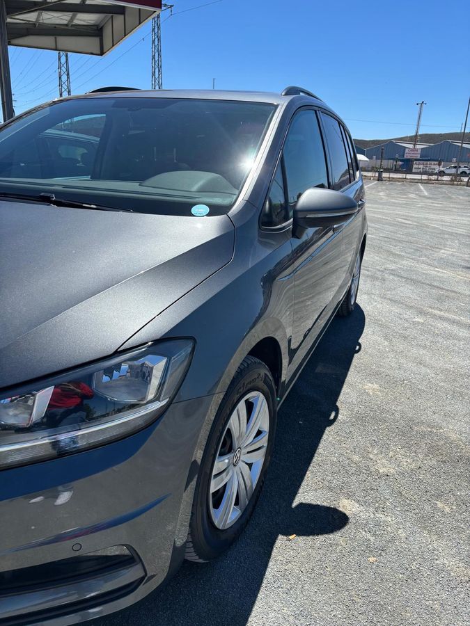 Volkswagen Touran 2018 — photo 1