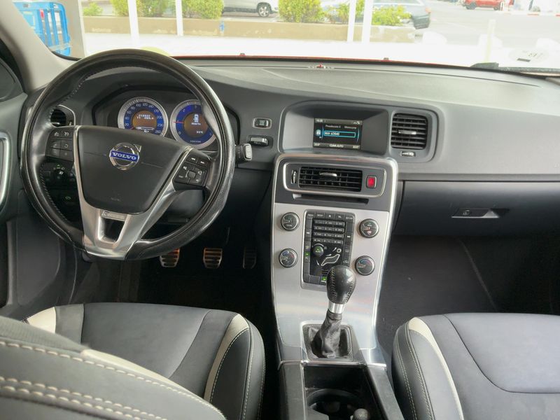 Volvo V60 1.6 D R-Design — zdjęcie 12