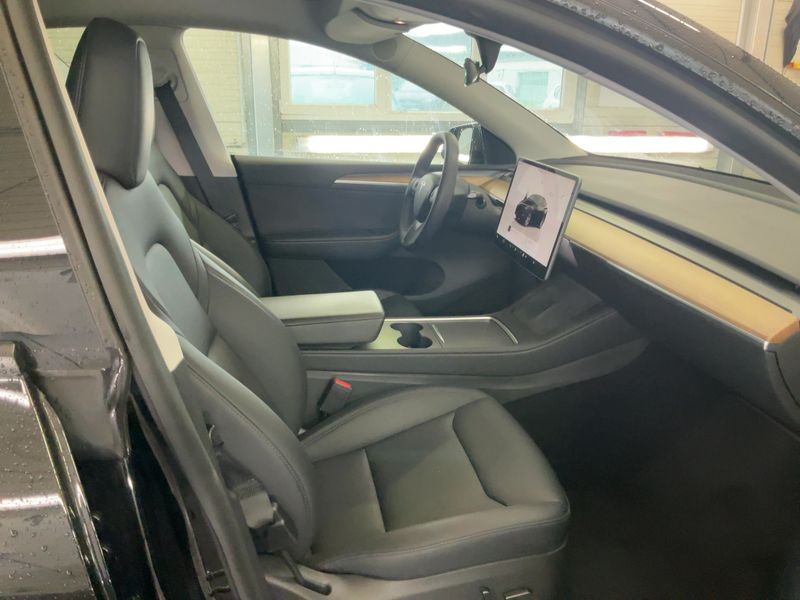 Tesla Model Y Max Range Dual AWD AWD — zdjęcie 11