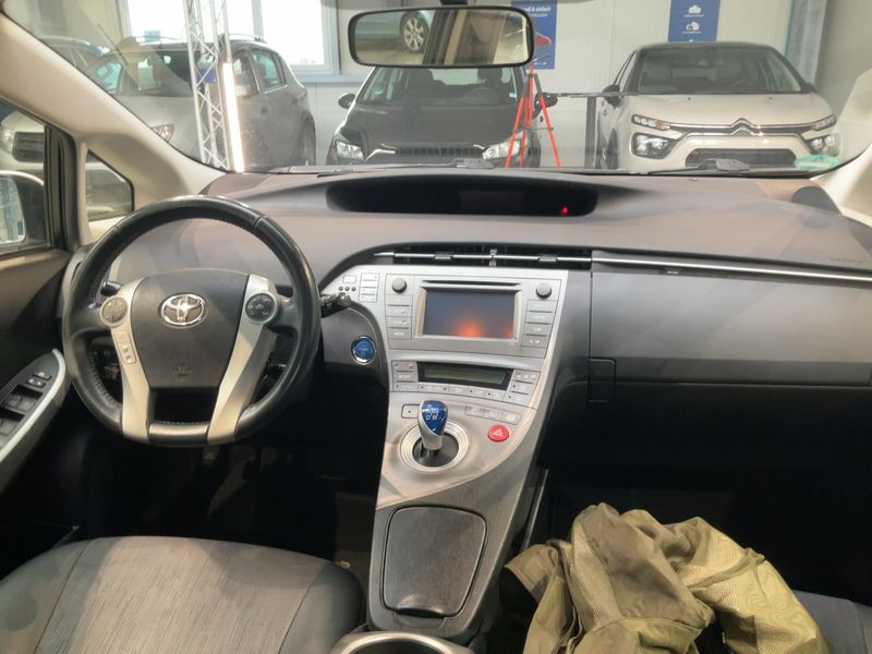 Toyota Prius 1.8 Comfort — zdjęcie 12