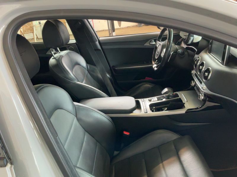 Kia Stinger 3.3 V6 TGDI GT 4WD — zdjęcie 11