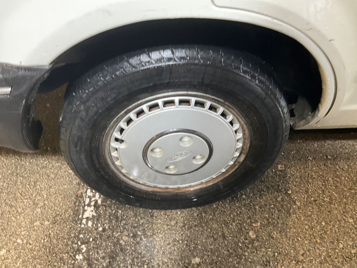 Ford Orion 1989 — photo 12
