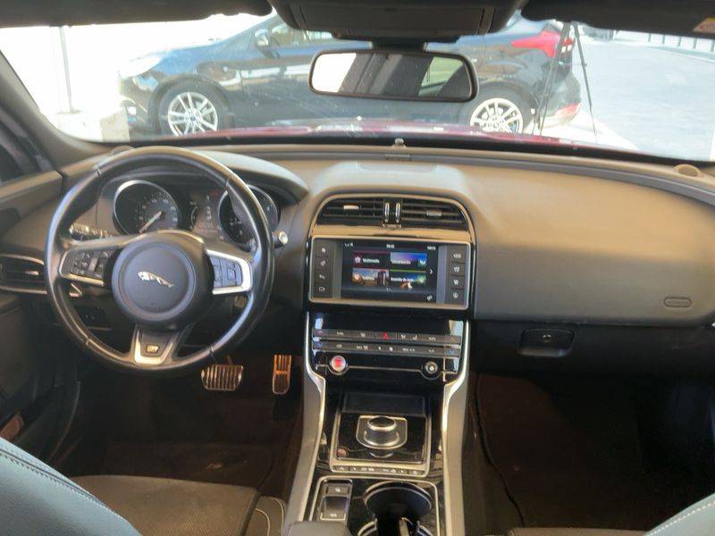Jaguar XE 20d R-Sport — zdjęcie 12
