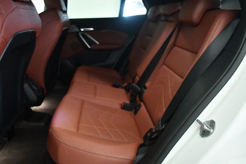 BMW iX2 eDrive20 M Sport — zdjęcie 13