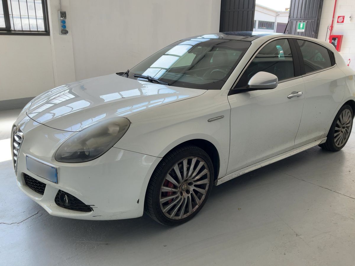 Alfa Romeo 2012 — photo 1