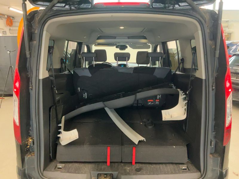 Ford Grand Tourneo Connect 1.6 TDCi Titanium — zdjęcie 10