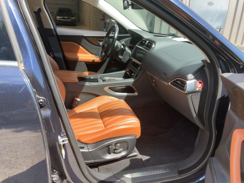 Jaguar F-Pace 20d Portfolio AWD — zdjęcie 11