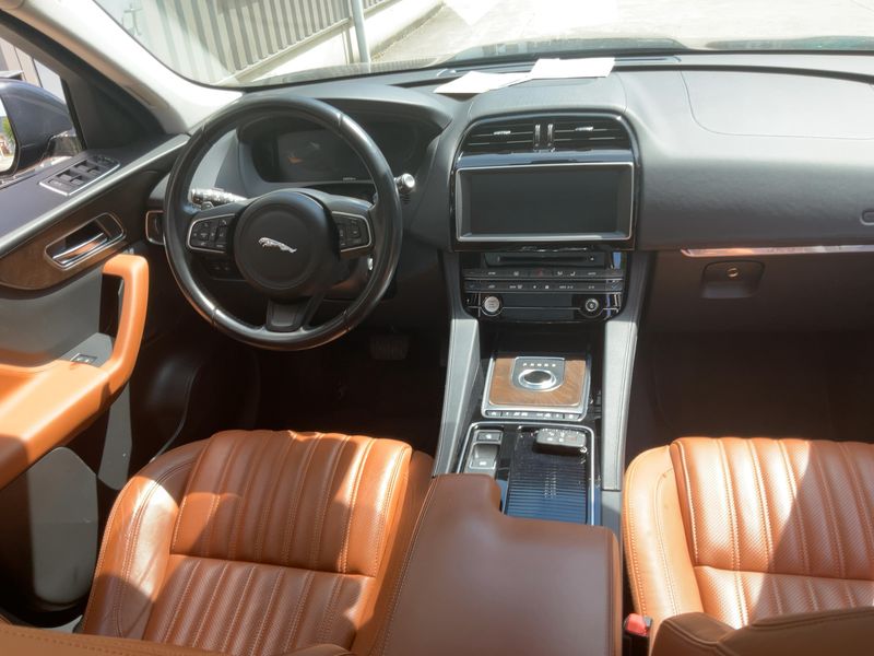 Jaguar F-Pace 20d Portfolio AWD — zdjęcie 12