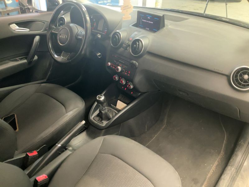 Audi A1 1.6 TDI Ambiente — zdjęcie 12