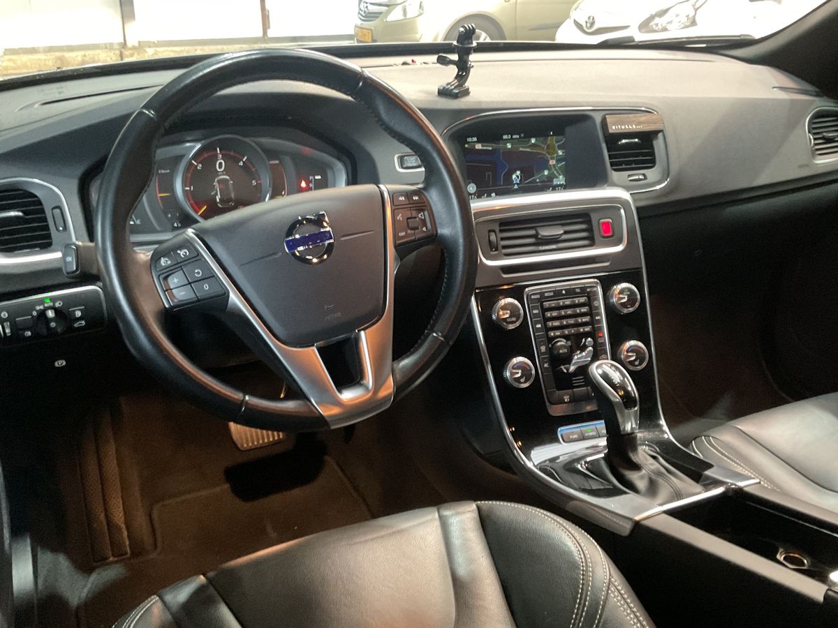 Volvo V60 2016 — photo 18