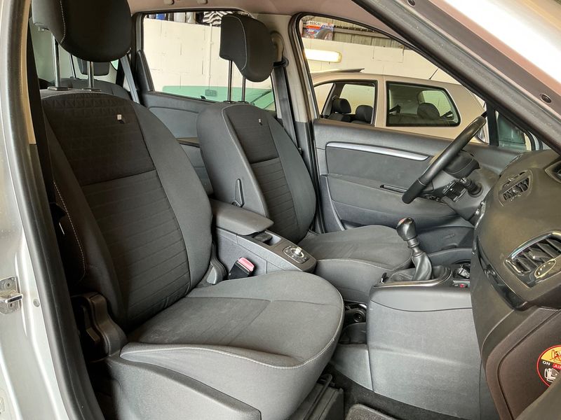 Renault Scenic 1.5 dCi Limited — zdjęcie 11