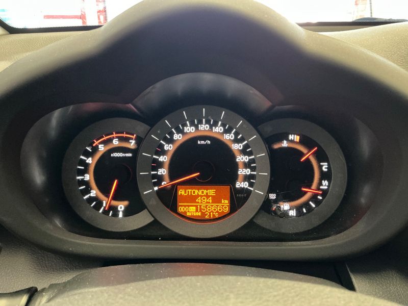 Toyota RAV 4 2.2 D-4D Life — zdjęcie 13