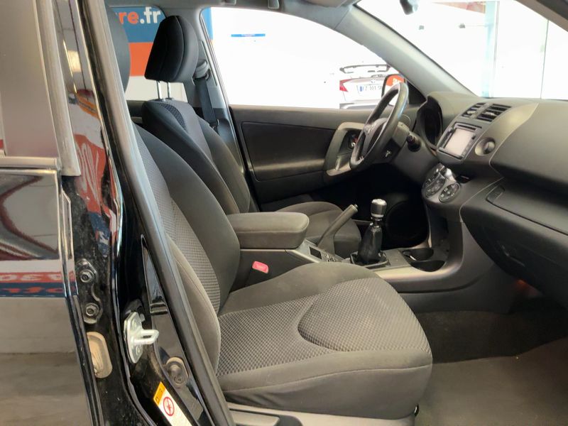 Toyota RAV 4 2.2 D-4D Life — zdjęcie 11