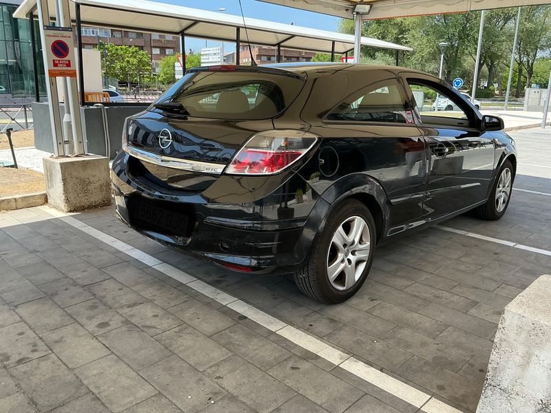 Opel Astra GTC 1.6 Energy — zdjęcie 2
