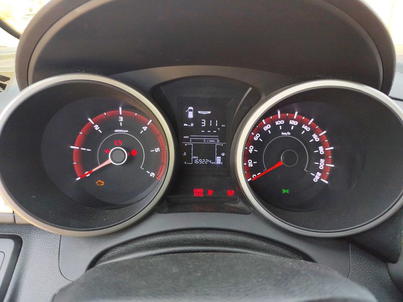 Ssangyong Tivoli 1.6 Turbodiesel Limited 4x2 — zdjęcie 12