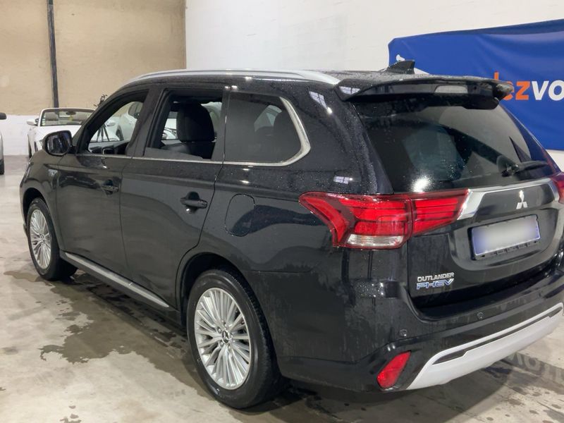 Mitsubishi Outlander 2.4 PHEV Plus Spirit 4WD — zdjęcie 3