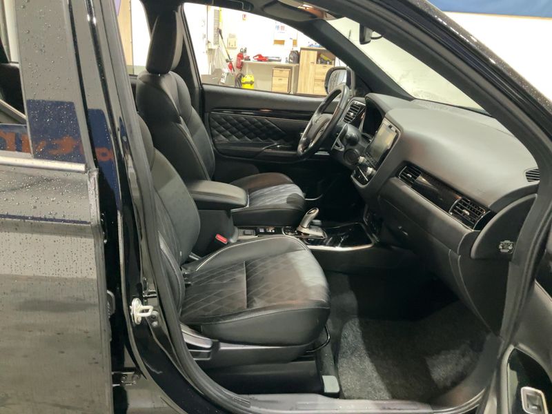 Mitsubishi Outlander 2.4 PHEV Plus Spirit 4WD — zdjęcie 11