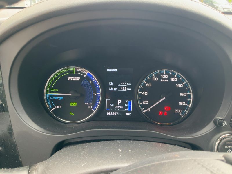 Mitsubishi Outlander 2.4 PHEV Plus Spirit 4WD — zdjęcie 13