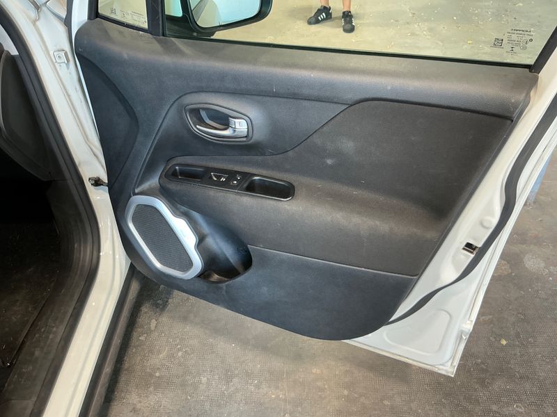 Jeep Renegade 1.6 M-Jet Business FWD 2018 – снимка 24