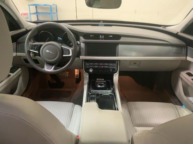 Jaguar XF 20d Prestige AWD — zdjęcie 12