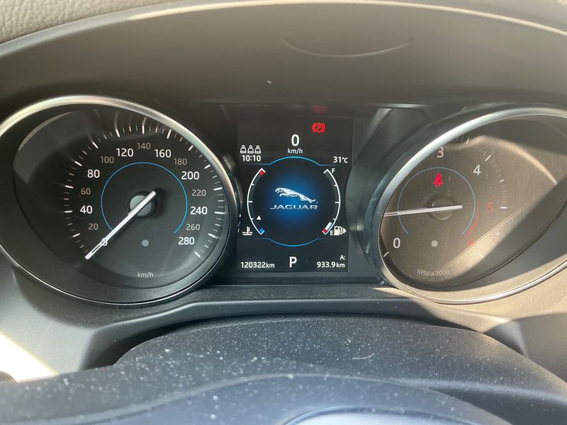 Jaguar XF 20d Prestige AWD — zdjęcie 13