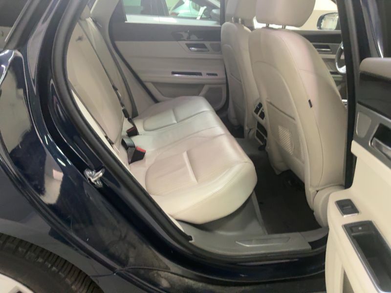 Jaguar XF 20d Prestige AWD — zdjęcie 14