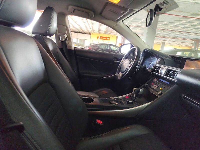 Lexus IS-Serie IS 300h Business — zdjęcie 10