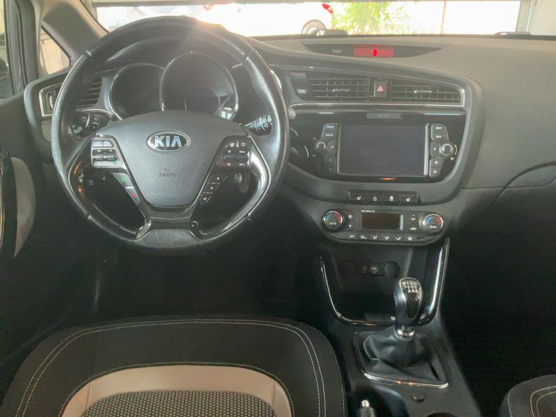Kia cee'd 1.6 CRDi Dream Team — zdjęcie 12
