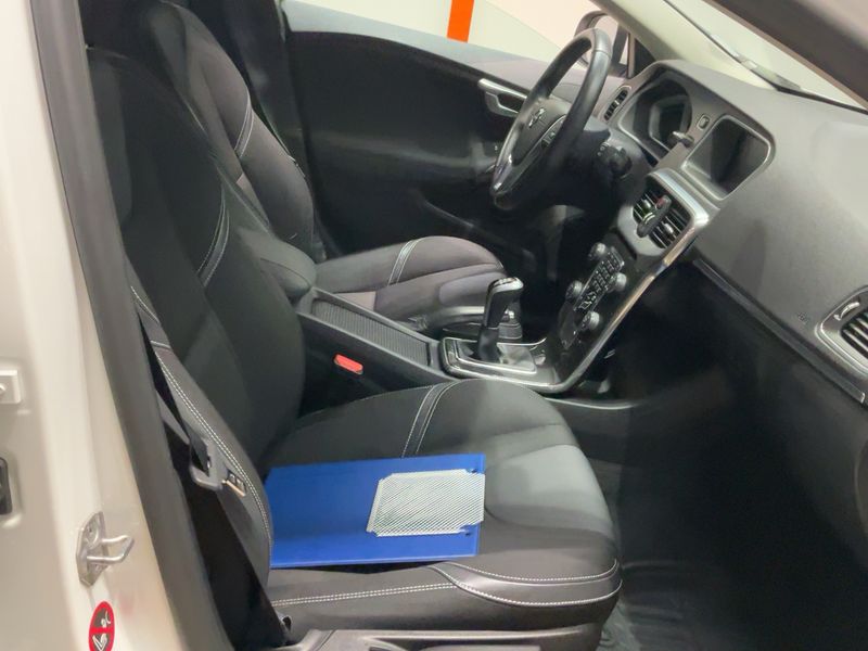 Volvo V40 2.0 D2 Momentum — zdjęcie 11